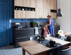 Interyerda ko'k IKEA oshxonasi
