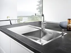 Mətbəx interyerində paslanmayan poladdan lavabo
