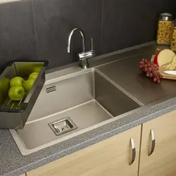 Oshxonaning ichki qismidagi zanglamaydigan po'latdan yasalgan lavabo