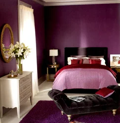 Lingonberry color in the bedroom interior