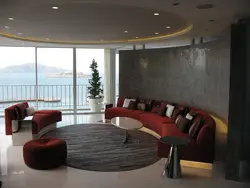 Круглая стена в интерьере гостиной