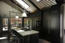Loft interyerində qara mətbəx