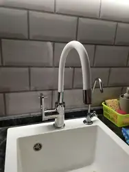 Белый смеситель в интерьере кухни