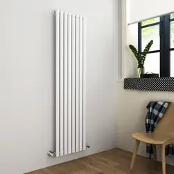 Qonaq otağının daxili hissəsində şaquli radiator