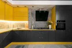 Желтый фартук в интерьере кухни