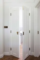 Белая дверь в интерьере ванной
