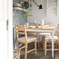 Курсиҳои IKEA дар дохили ошхона
