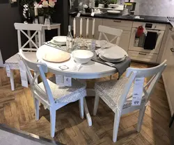 Mətbəx interyerində IKEA stulları
