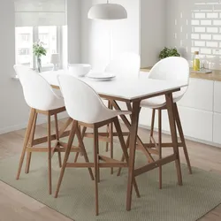 Mətbəx interyerində IKEA stulları