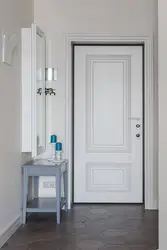 Koridorun içərisində ağ giriş qapısı