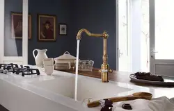Бронзавы змяшальнік для кухні ў інтэр'еры