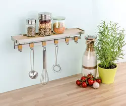 Полка для специй в интерьере кухни