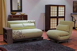 Диван бе armrests дар дохили ҳуҷраи меҳмонхона