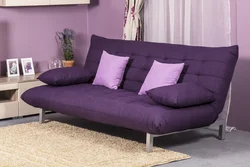 Yashash xonasining ichki qismidagi qo'ltiqsiz divan