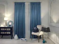 Yataq otağının interyerində boz-mavi pərdələr