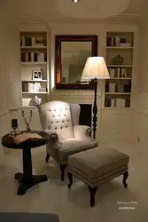 Yataq otağının interyerində döşəmə lampası olan kreslo