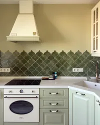 Фартук арабеска для кухни в интерьере