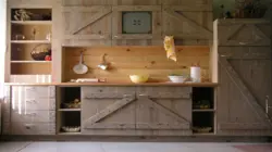 Шафа з дрэва ў інтэр'еры кухні