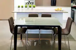 Daxili mətbəxdə kvadrat masa