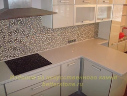 Oshxona ichki qismidagi irmik bej stol usti