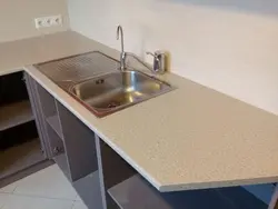 Mətbəx interyerində irmik bej tezgahı