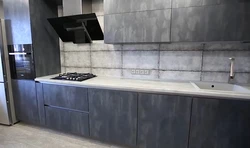 Шэрая кухня пад бетон у інтэр'еры