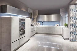 Interyerdə beton görünüşlü boz mətbəx