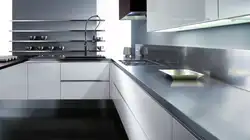 Металл ва шиша дар дохили ошхона