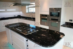 Countertop мармар сиёҳ дар дохили ошхона