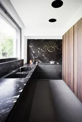 Countertop мармар сиёҳ дар дохили ошхона