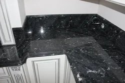Countertop мармар сиёҳ дар дохили ошхона