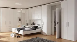 Yataq otağının içərisində ağ künc qarderob