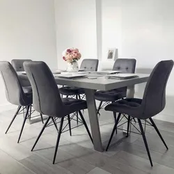 Mətbəx daxili qara ayaqları ilə masa