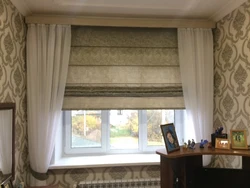 Тюльмен қонақ бөлмесінің интерьеріндегі римдік перде