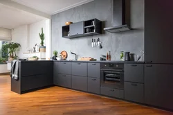 Серая кухня с черными ручками в интерьере