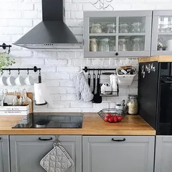 Daxili qara tutacaqları ilə boz mətbəx
