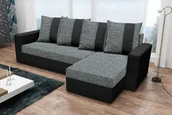 Qonaq otağının interyerində bir qoltuqaltı olan divan