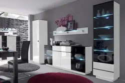 Interyerdə oturma otağında şkaf və çekmeceli sandıq