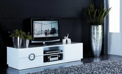 Yashash xonasining ichki qismidagi oq televizor stendi