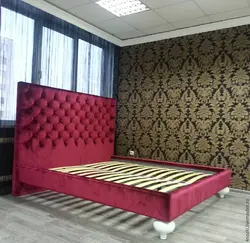 Жатын бөлмесінің интерьері арба төсегі бар