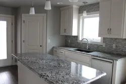Ошхона хокистарӣ дар дохили бо countertops мармар