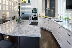 Ошхона хокистарӣ дар дохили бо countertops мармар