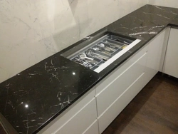Countertop мармар сиёҳ Marquina дар дохили ошхона