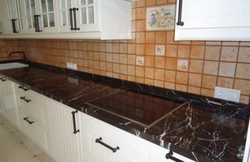 Mətbəx interyerində qara Marquina mərmər tezgahı