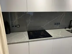 Countertop мармар сиёҳ Marquina дар дохили ошхона