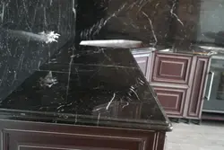 Oshxonaning ichki qismidagi qora Marquina marmar stol usti
