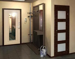 Kiçik bir giriş koridorunun içərisində güzgü ilə qapı