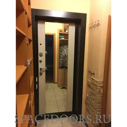 Kiçik bir giriş koridorunun içərisində güzgü ilə qapı
