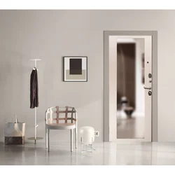 Kiçik bir giriş koridorunun içərisində güzgü ilə qapı
