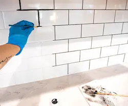 Design of old tiles in the bathroom